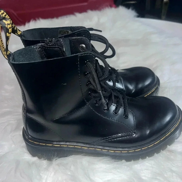Dr. Martens Black Boot kids Size 3 - Picture 2 of 7